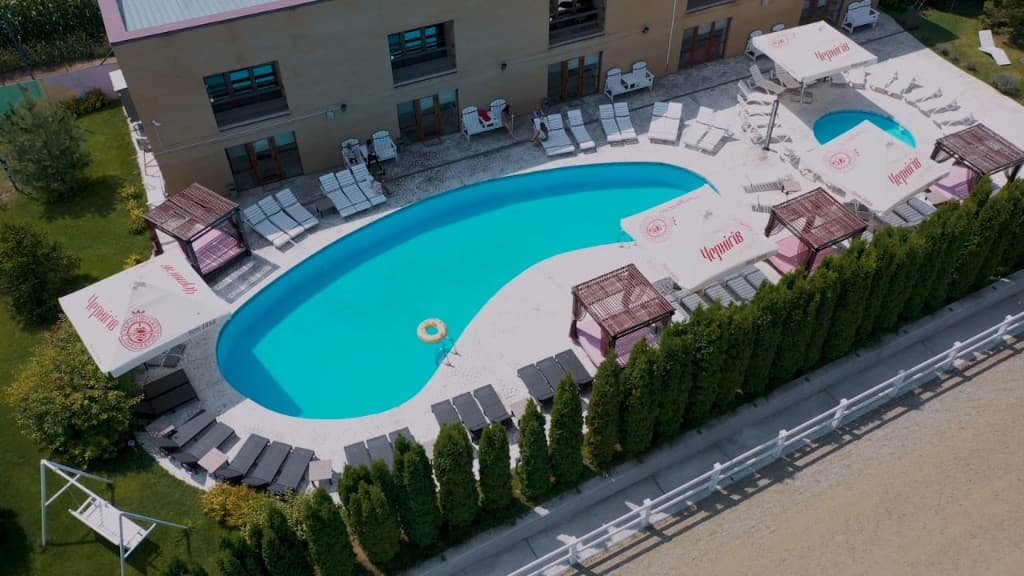 Басейн біля готелю